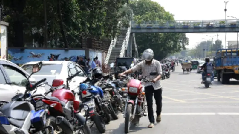 জ্বালানি তেলের দীর্ঘ সারিতে কর্মজীবী নারীদের সংগ্রাম: রাজধানীতে ঘণ্টার পর ঘণ্টা অপেক্ষা