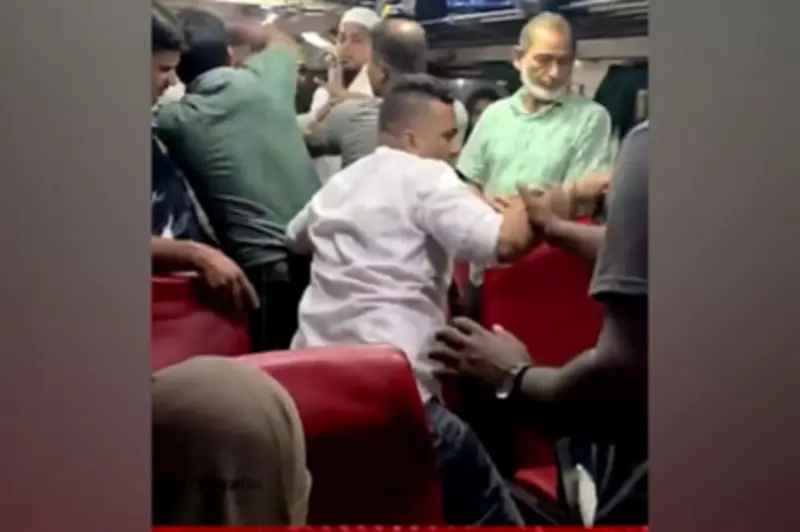 চট্টলা এক্সপ্রেসে বিনা টিকিটের যাত্রীদের মারধর: রেলওয়ে তদন্ত শুরু করেছে