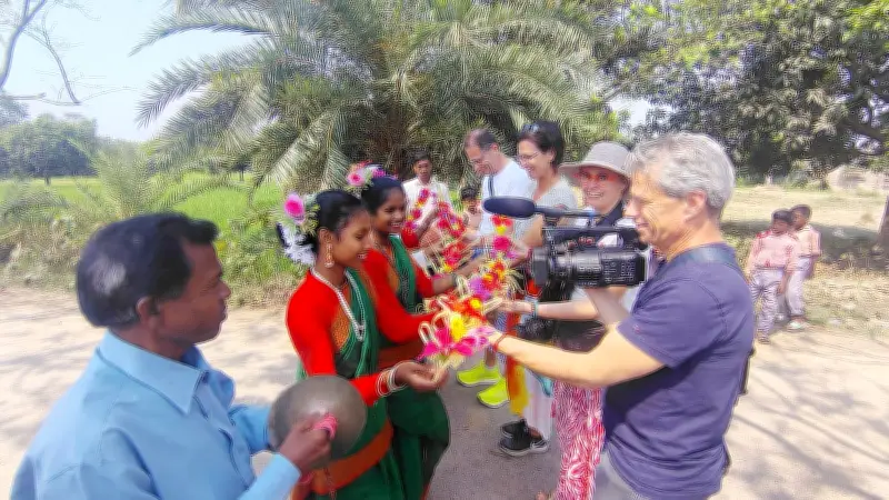 বেলজিয়ামের চার পর্যটকের আলোর পাঠশালা পরিদর্শন, শিক্ষার্থীদের নাচ-গানে মুগ্ধ