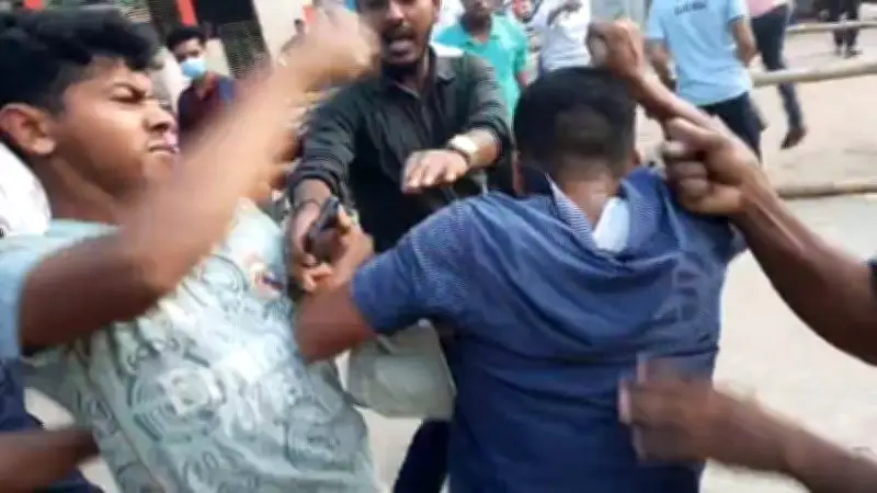 নোয়াখালীর সুবর্ণচরে তেল না পেয়ে ফিলিং স্টেশনে হামলা, দুই তরুণ আটক