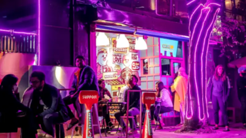 বাংলাদেশের রাস্তায় ইউরোপীয় ওয়াফলের জয়জয়কার: স্ট্রিটফুডের নতুন সংযোজন