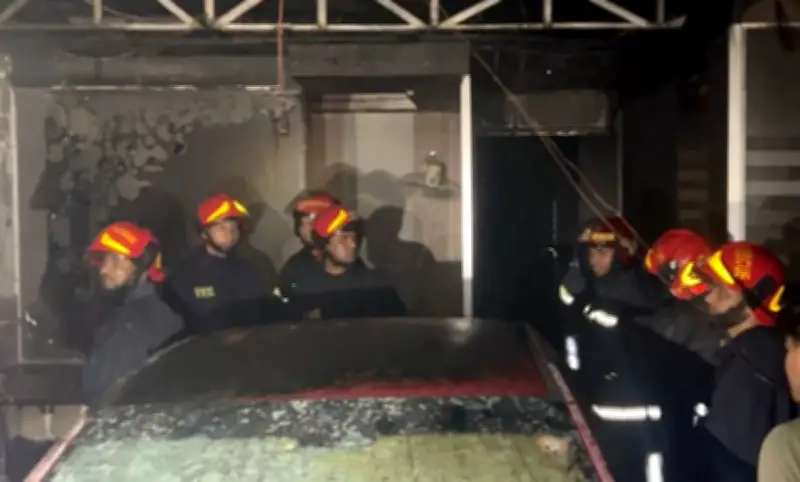 কারওয়ান বাজারে গাড়ির শোরুমে আগুন, মধ্যরাতে ফায়ার সার্ভিসের তৎপরতায় নিয়ন্ত্রণ