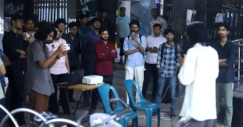 ঢাবির প্রশাসনিক জটিলতায় শিক্ষার্থীদের বিদেশে উচ্চশিক্ষা বাধাগ্রস্ত, প্রতিবাদে ব্যঙ্গাত্মক প্রশিক্ষণ