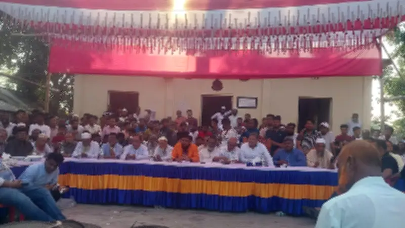 ফরিদপুরের ভাঙ্গায় সংঘর্ষ বন্ধে মাতুব্বরদের শপথ, ঢাল-কাতরা পুড়িয়েছেন এমপি