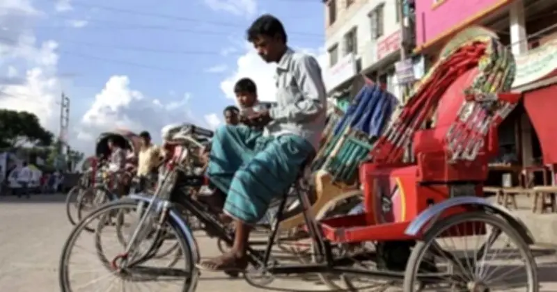 বৈদ্যুতিক রিকশার যুগে ঢাকার রিকশাচালকদের স্বাস্থ্যঝুঁকি: শারীরিক শ্রম হারাচ্ছে, বাড়ছে রোগের ভয়