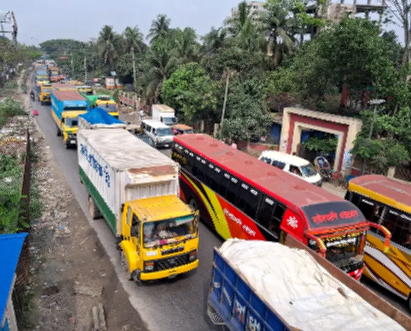 কুমিল্লার দাউদকান্দিতে ঢাকা-চট্টগ্রাম মহাসড়কে দীর্ঘ যানজট, যাত্রীদের চরম ভোগান্তি