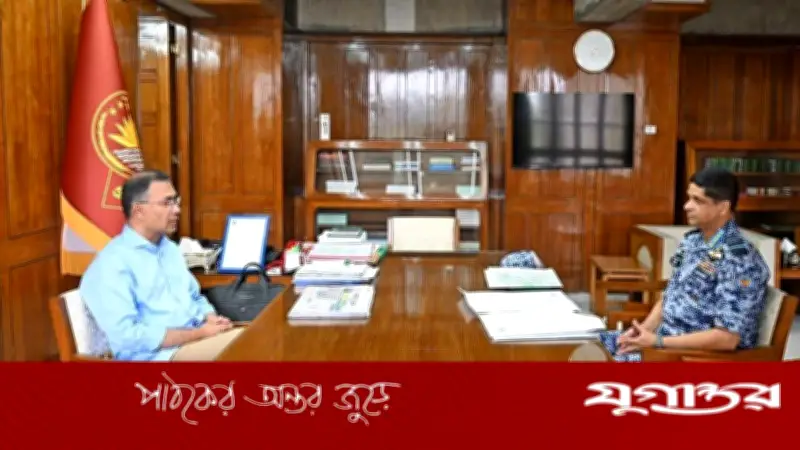 প্রধানমন্ত্রী তারেক রহমানের সঙ্গে বিমান বাহিনী প্রধান হাসান মাহমুদ খাঁনের সৌজন্য সাক্ষাৎ