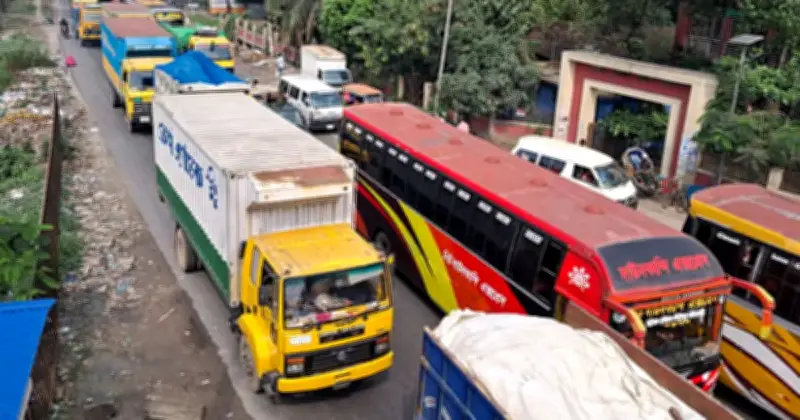 কুমিল্লার দাউদকান্দিতে ঢাকা-চট্টগ্রাম মহাসড়কে দীর্ঘ যানজট, যাত্রীদের ভোগান্তি