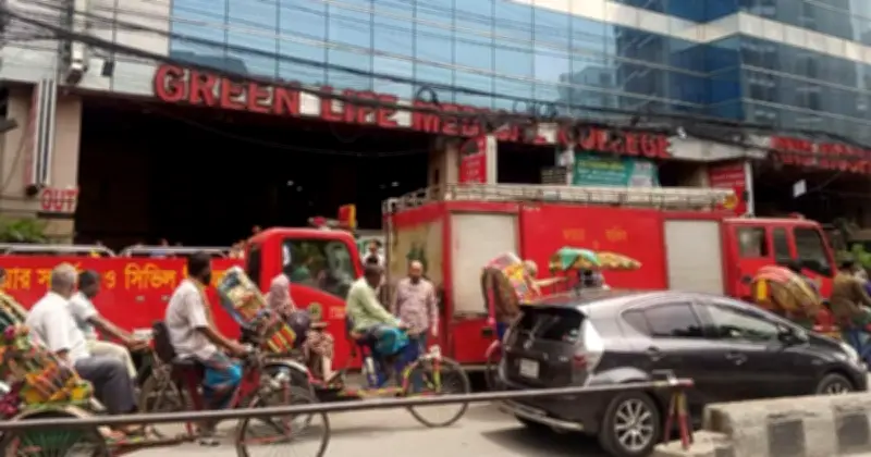 রাজধানীর গ্রিন লাইফ হাসপাতালে অগ্নিকাণ্ড, ফায়ার সার্ভিসের দুটি ইউনিট মোতায়েন