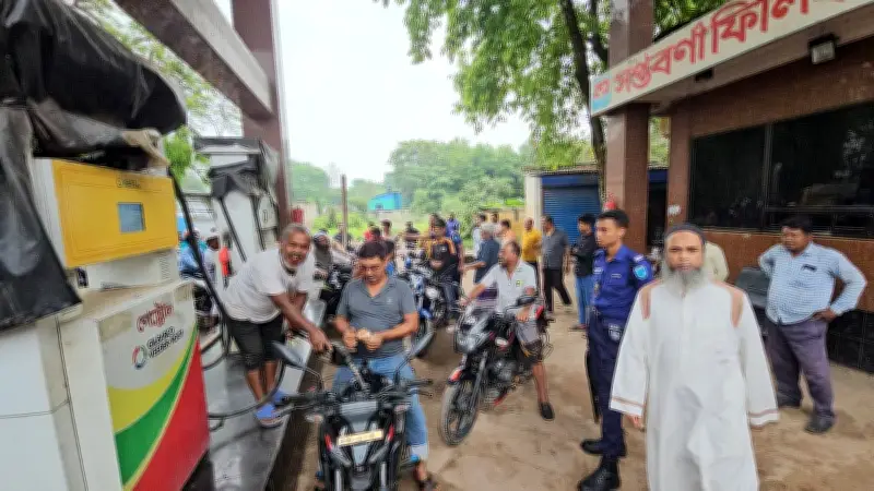 রাজবাড়ীতে পেট্রল সংকট: ভোর থেকে লাইনে দাঁড়িয়ে চাকরিজীবী ও কৃষকদের দুর্ভোগ