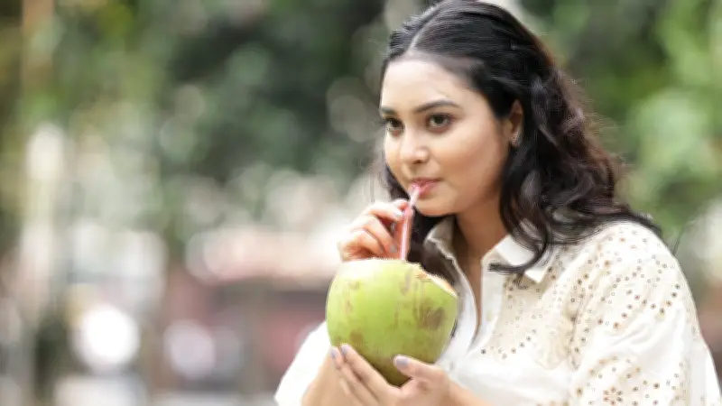 পানিশূন্যতা প্রতিরোধে ডাবের পানি: দেহের জন্য কেন জরুরি এবং বাঁচার উপায়