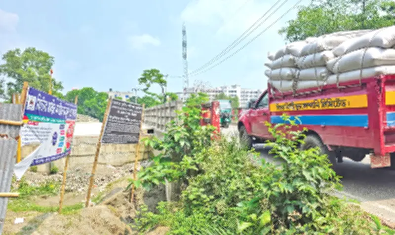 মানিকগঞ্জে নতুন সেতু অচল, জমি অধিগ্রহণ জটিলতায় সংযোগ সড়ক নির্মাণ বন্ধ