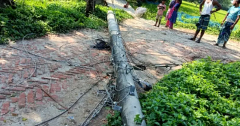 কুমিল্লার মনোহরগঞ্জে ঝড়ে বিদ্যুৎ লাইন বিধস্ত, টানা ৩৬ ঘণ্টা বিপাকে হাজারো গ্রাহক