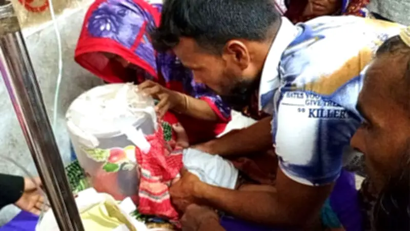 বরিশালে হামের প্রাদুর্ভাবে শিশুদের অক্সিজেন সরবরাহে স্থানীয় উদ্ভাবন 'হেডবক্স'