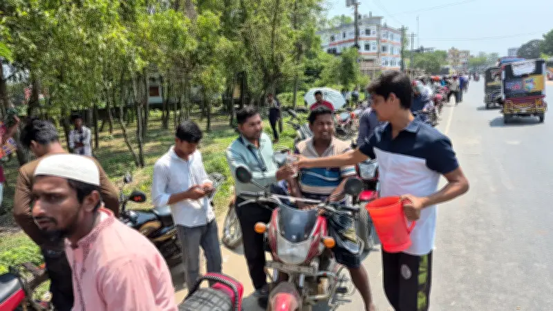 জ্বালানি সংকটে তৃষ্ণার্ত মোটরসাইকেল চালকদের কাজল হোসেনের পানি বিতরণ