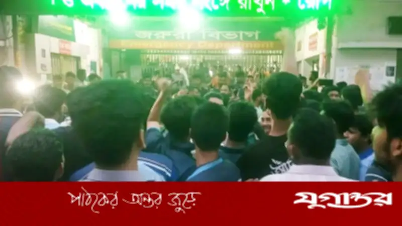 ঢাবি শিক্ষার্থী ও ঢামেক চিকিৎসকদের সংঘর্ষে জরুরি বিভাগ বন্ধ, আহত কয়েকজন