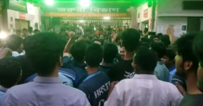 ঢামেক হাসপাতালে শিক্ষার্থী-চিকিৎসক সংঘর্ষ, জরুরি বিভাগের চিকিৎসা সেবা বন্ধ