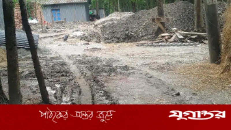 লক্ষ্মীপুরে প্রবাসীর ঘর নির্মাণে ১০ পরিবার অবরুদ্ধ, চলাচলের পথ বন্ধ