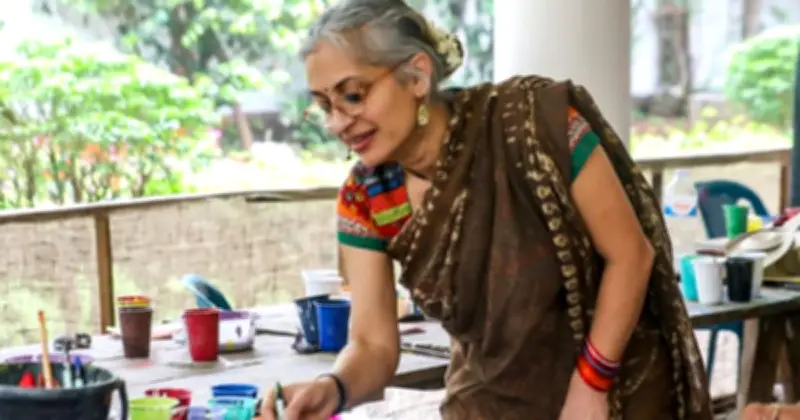 বিপাশা হায়াতের নতুন রূপ: কাঁচাপাকা চুলে শিল্পীসত্তার জাগরণ