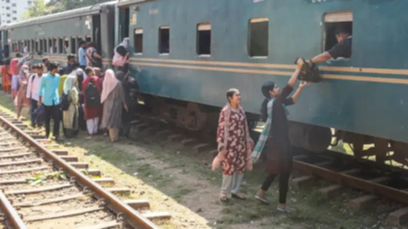শাটল ট্রেন দেরি ও বিকল হওয়ায় শিক্ষার্থীদের ভোগান্তির ছবি
