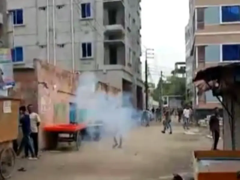 নারায়ণগঞ্জের ফতুল্লায় গার্মেন্টসের ঝুট ব্যবসার দখল নিয়ে বিএনপির দুই গ্রুপের সংঘর্ষ, গুলিবিদ্ধ দুই পথচারী