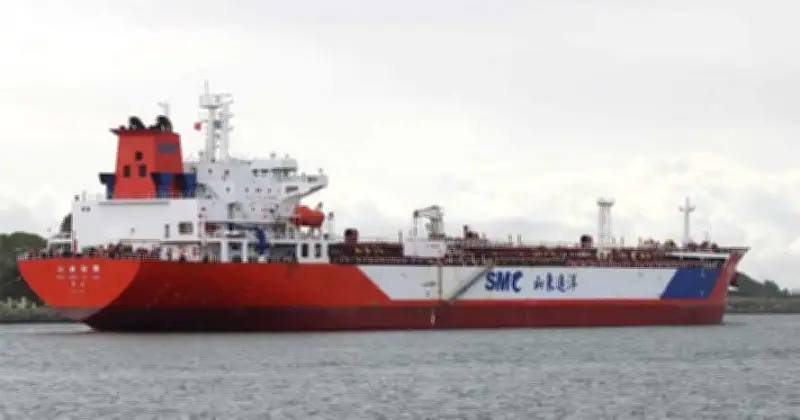 মালয়েশিয়া থেকে অকটেন ও ফার্নেস অয়েল নিয়ে চট্টগ্রাম বন্দরে পৌঁছেছে দুটি জাহাজ