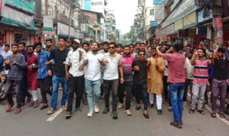 প্রকৃত ছাত্রদের নিয়ে কমিটি গঠনের দাবিতে বরিশালে ছাত্রদলের সড়ক অবরোধ ও বিক্ষোভ