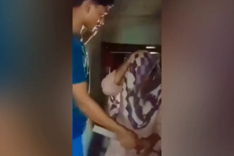 অনলাইন গেমে আসক্ত তরুণের মাকে মারধরের ভিডিও ভাইরাল, পুলিশ তদন্তে