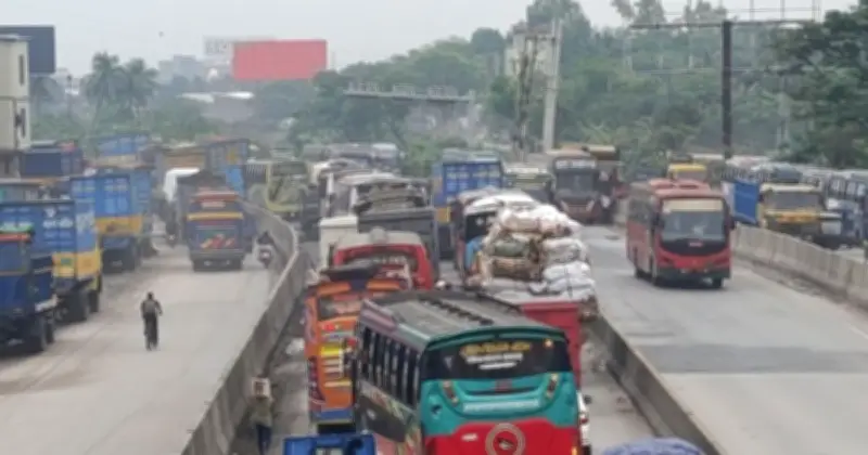 ঢাকা-চট্টগ্রাম মহাসড়কে তীব্র যানজট: বৃষ্টি ও সড়কের বেহাল অবস্থায় যাত্রীদের চরম দুর্ভোগ
