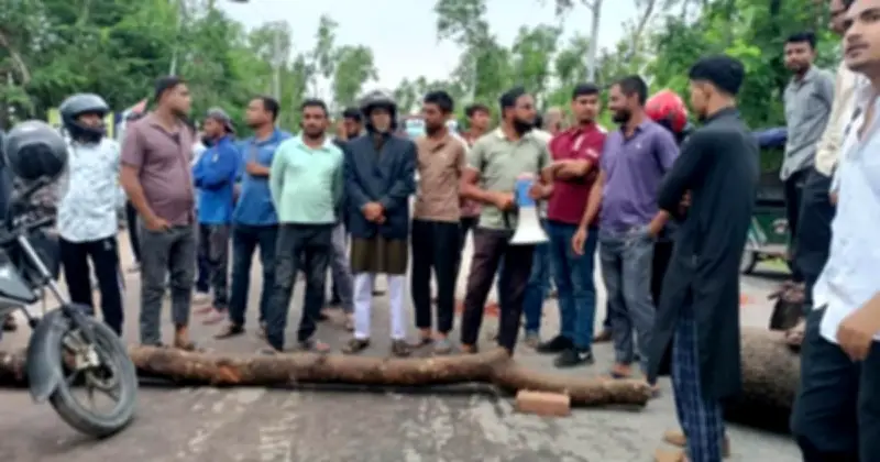 গোপালগঞ্জে জ্বালানি সংকটে মোটরসাইকেল চালকদের মহাসড়ক অবরোধ, যানজটে যাত্রীদের ভোগান্তি