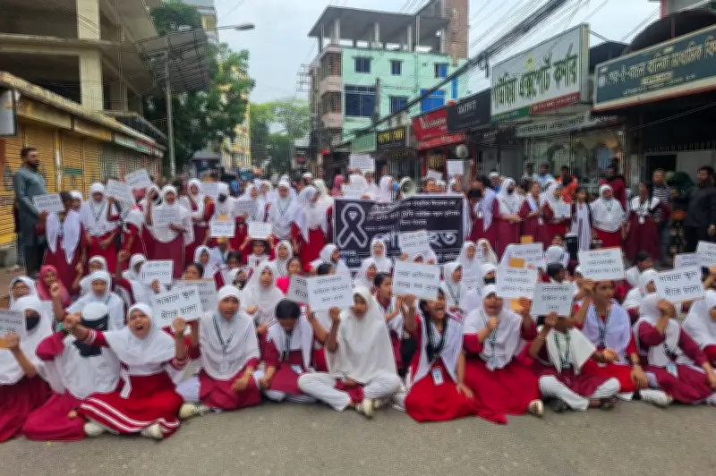 বরিশালে স্কুলশিক্ষার্থী নিহত: তিন চাকা যানের ধাক্কায় মৃত্যু, সড়ক অবরোধে বিক্ষোভ
