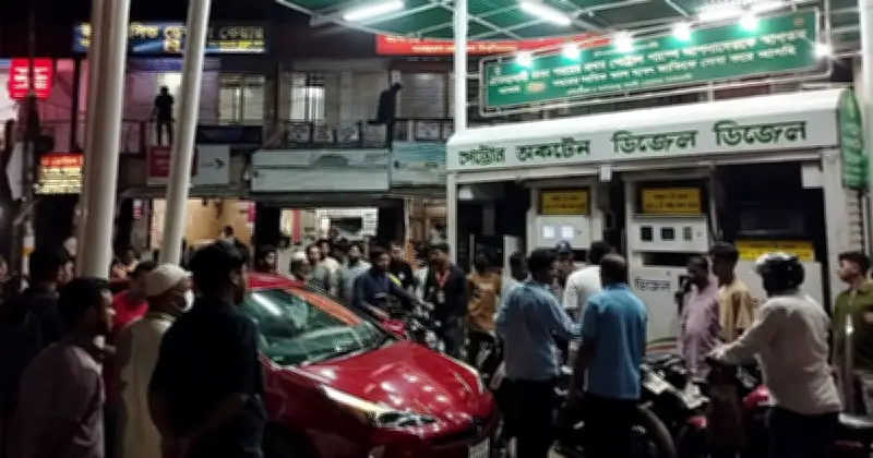 জ্বালানি সংকটে জনদুর্ভোগ: রাজধানীর পেট্রোল পাম্পে দীর্ঘ লাইন, চালকদের কষ্টের অন্ত নেই