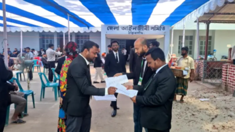 ঠাকুরগাঁও আইনজীবী সমিতির নির্বাচনে পুলিশের রাতের অভিযান, প্রার্থীর বাড়িতে চাপের অভিযোগ