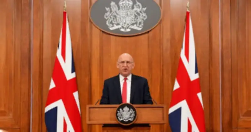 যুক্তরাজ্যের জলসীমায় রুশ সাবমেরিন তৎপরতা: প্রতিরক্ষামন্ত্রী জন হিলি জানালেন প্রতিহতের বিস্তারিত