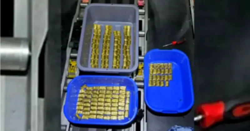 ডুবাই ফ্লাইটের টয়লেটে ১৮ কেজি স্বর্ণ উদ্ধার, পুলিশের তদন্ত তীব্র