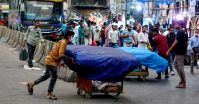ঢাকার ফুটপাথে আবারও দখলদারিত্ব: উচ্ছেদ অভিযানের পরও ফিরেছে অস্থায়ী দোকান