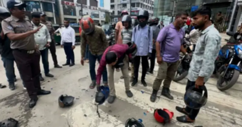 গুলশানে অনিরাপদ হেলমেট ভাঙার কর্মসূচি: সড়ক নিরাপত্তায় সচেতনতা বৃদ্ধি