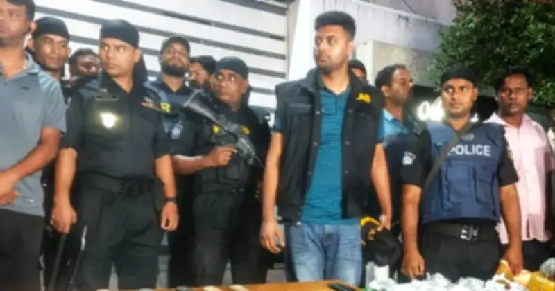 র‍্যাবের অভিযানে মোহাম্মদপুরের জেনেভা ক্যাম্পে দেশীয় অস্ত্র ও বিপুল মাদক উদ্ধার