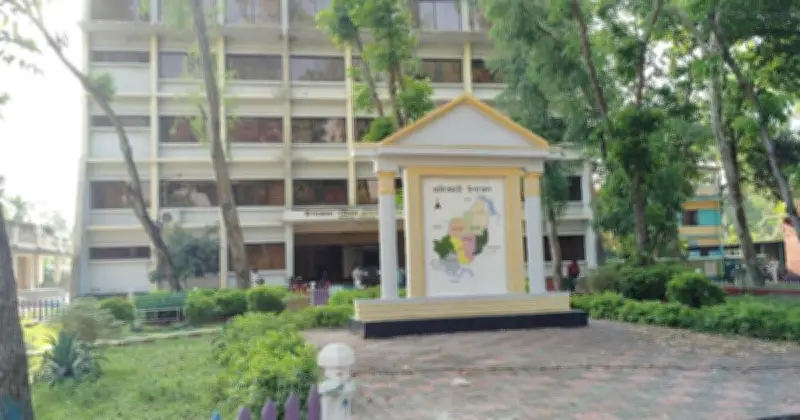 লালমনিরহাটে বঙ্গবন্ধুর ম্যুরালে মানচিত্র বসানো নিয়ে প্রশ্ন, ইউএনও বললেন: সরকারি অর্থ নয়