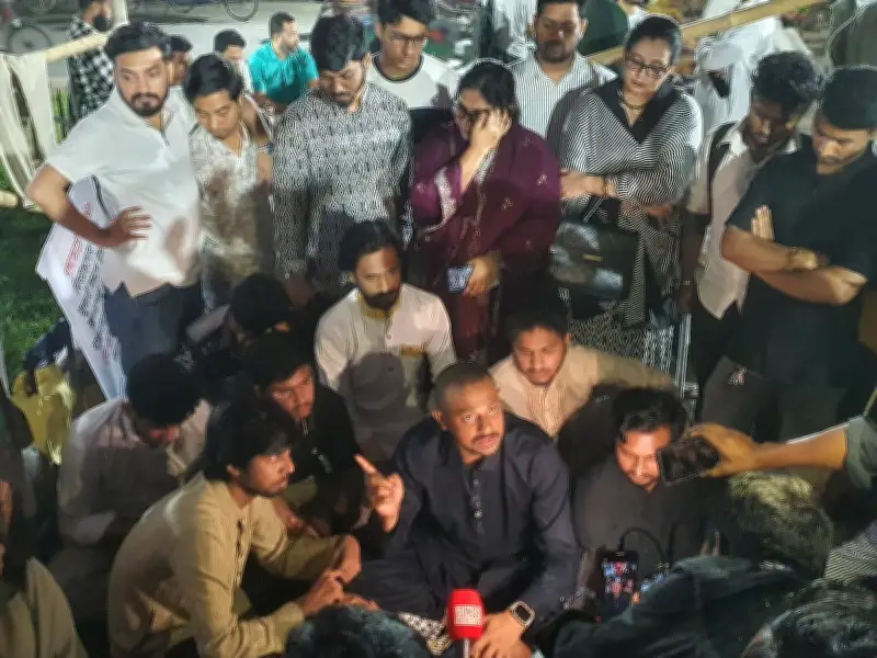 শিক্ষার্থীদের অনশনে সংহতি জানালেন নাসিরুদ্দীন পাটওয়ারী, গণভোট রায় বাস্তবায়নের দাবি