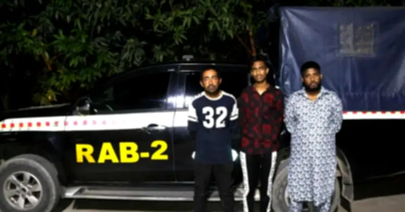 মোহাম্মদপুর জেনেভা ক্যাম্পে র‍্যাবের অভিযানে মাদক ও অস্ত্র জব্দ, তিনজন আটক