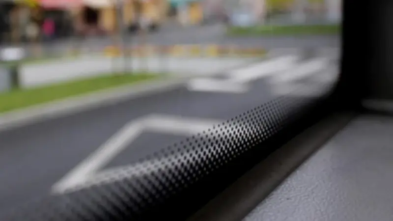 গাড়ির কাচের কালো বিন্দুর রহস্য: সৌন্দর্য নয়, নিরাপত্তার অস্ত্র