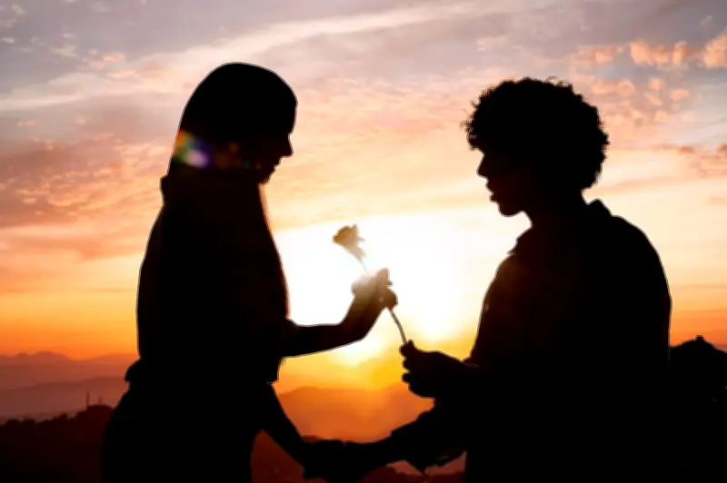 বন্ধুসভার কবিতায় প্রেমময়তার জাগরণ: 'পাশে বসে কাঁধে হাত রাখলে'