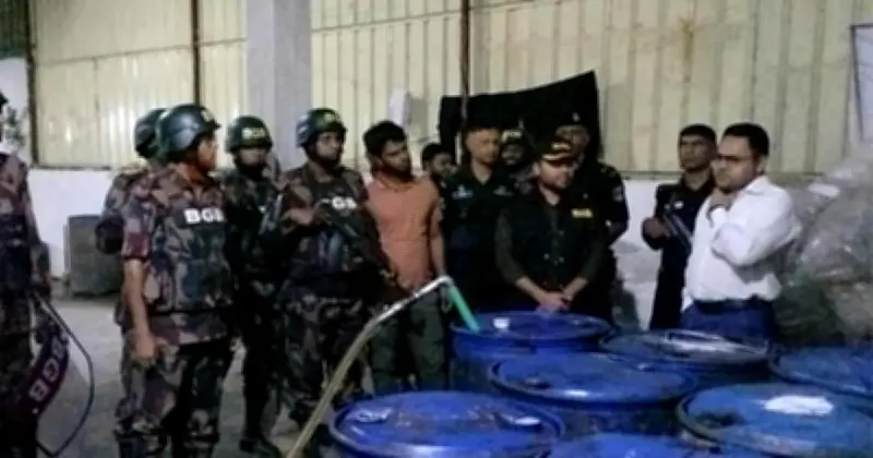 নারায়ণগঞ্জে অবৈধ সয়াবিন তেলের গুদামে বিজিবি-র‍্যাবের যৌথ অভিযান, ২ হাজার লিটার জব্দ