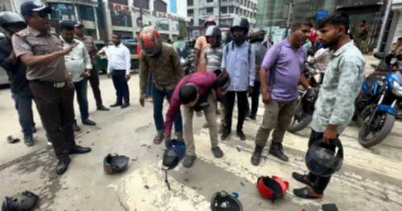 ডিএমপির ব্যতিক্রমী উদ্যোগ: নিম্নমানের হেলমেট ভেঙে সচেতনতা, নিরাপদ সড়কের বার্তা