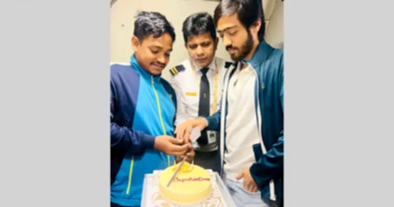 বিমানে কেক কাটার মধ্য দিয়ে ব্যাডমিন্টন চ্যাম্পিয়নদের সংবর্ধনা