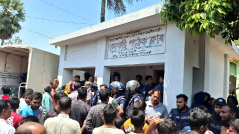 রাজশাহীর মোহনপুরে তুচ্ছ ঘটনায় ভ্যানচালককে পিটিয়ে হত্যার অভিযোগ, অভিযুক্তকে পাঠক ক্লাবে অবরুদ্ধ