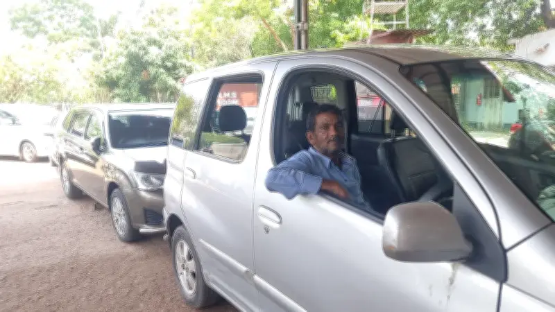 ২২ ঘণ্টা অপেক্ষা: ঢাকার ফিলিং স্টেশনে জ্বালানি তেলের জন্য দীর্ঘ লাইন