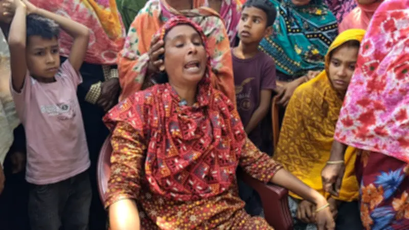 রাজশাহীর মোহনপুরে ভ্যানচালক আলম মোল্লাকে পিটিয়ে হত্যা, উত্তেজিত এলাকাবাসী আটক করেন আসামিকে