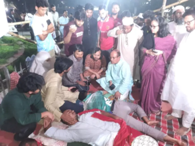 ঢাবি উপাচার্যের অনুরোধ উপেক্ষা করে অনশনরত শিক্ষার্থীরা, দাবি আদায়ে অনড়